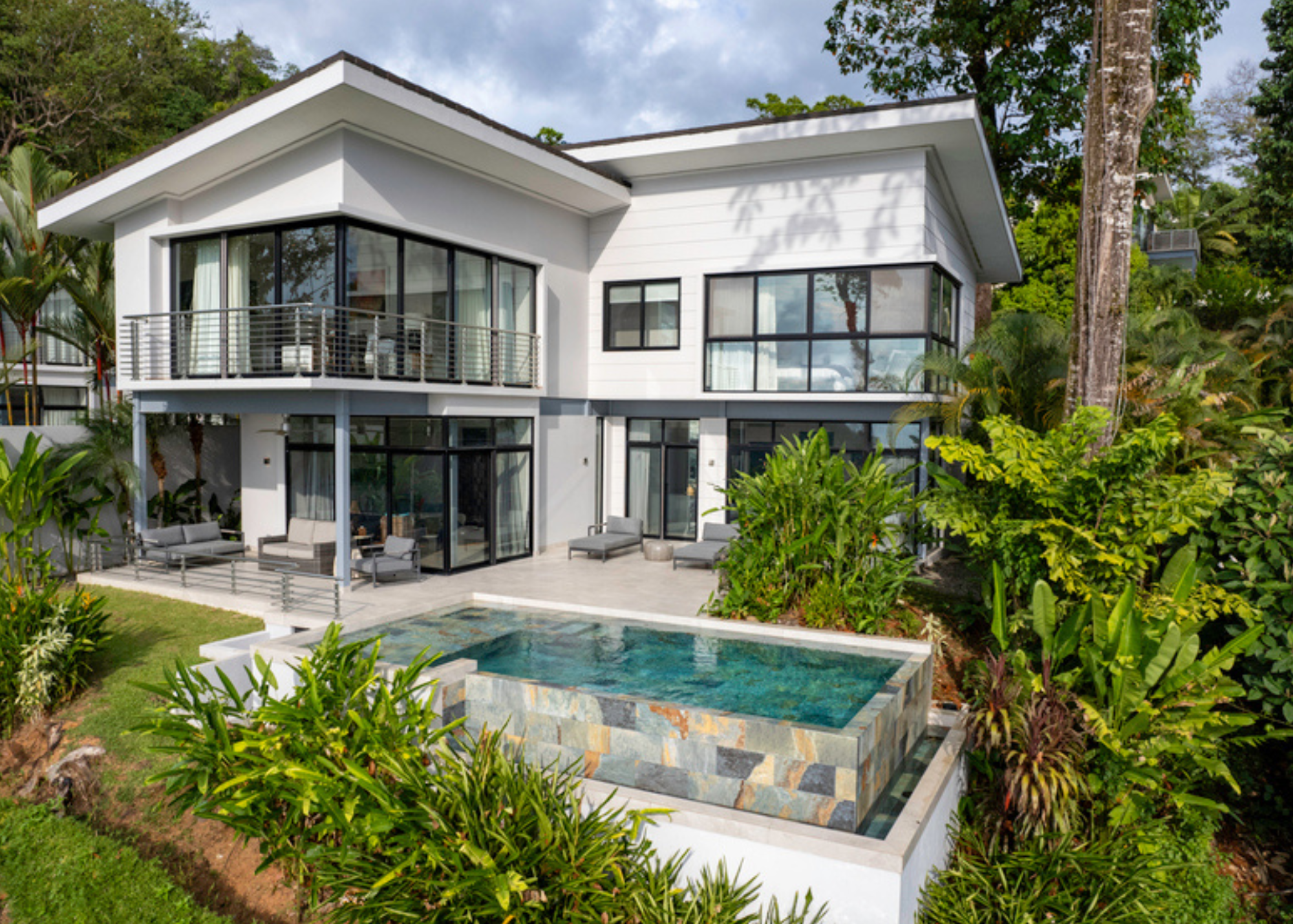 Oceanfront Luxury: Your Costa Rican Paradise