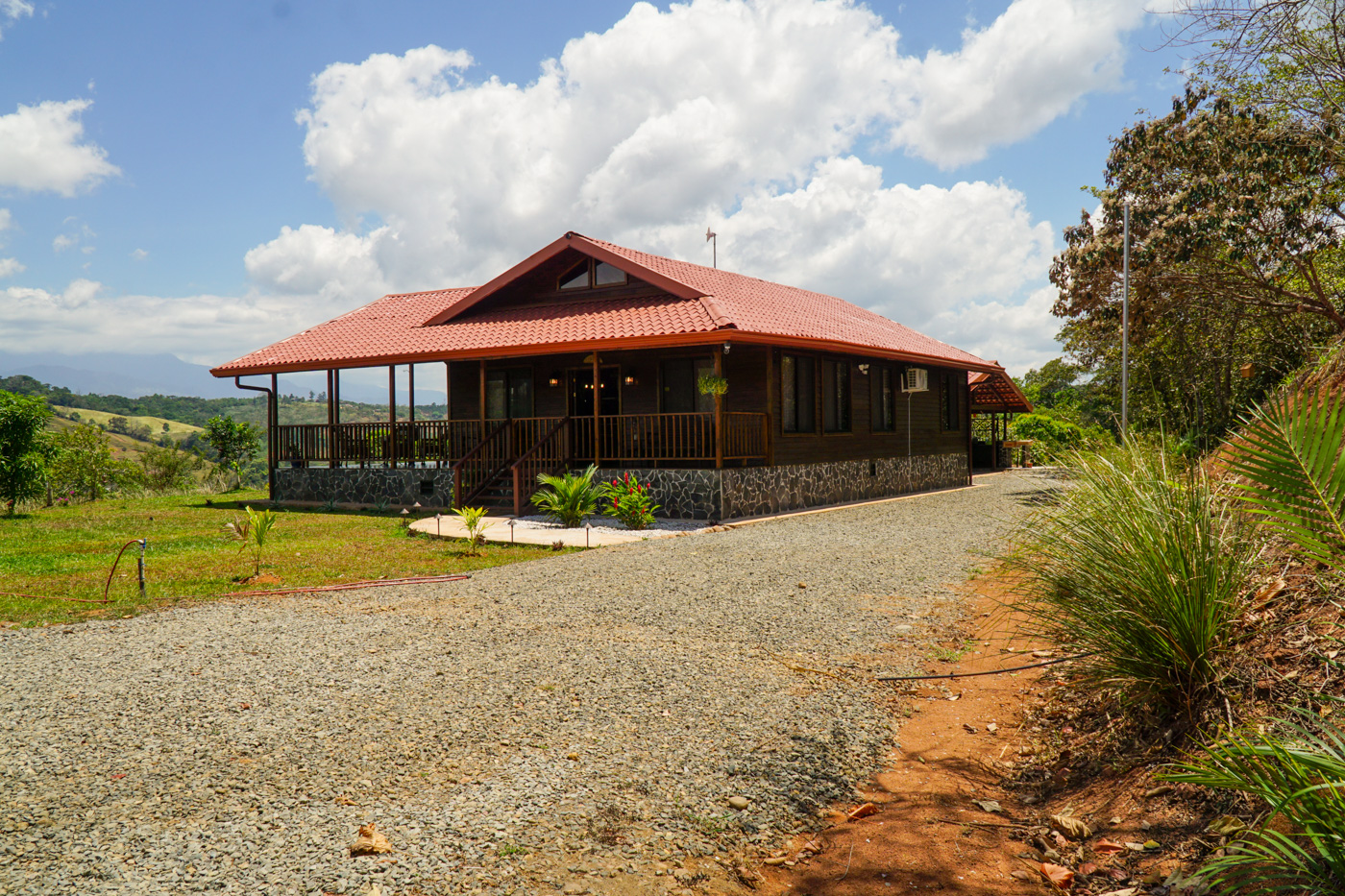 Modern Mountain Living in Pacuar: A Serene 3-Bedroom Estate on 7.5 Acres